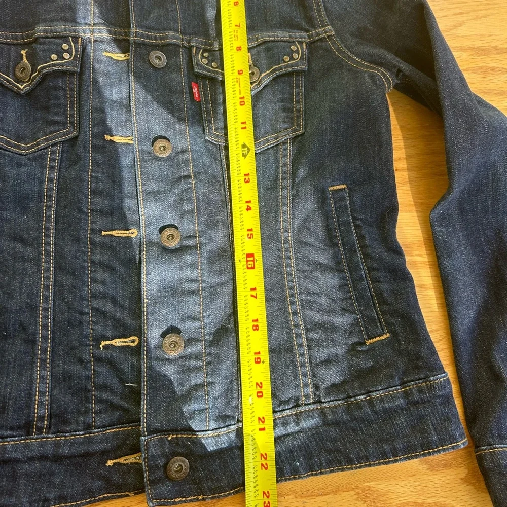 Levi's Women's Studded Denim‎ Trucker Jacket Size M Dark Wash Indigo 77075